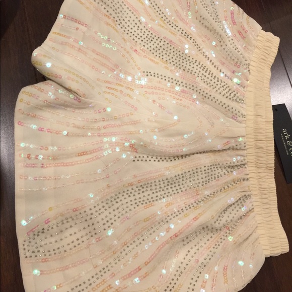 Nude shorts with embellished details - Picture 3 of 4